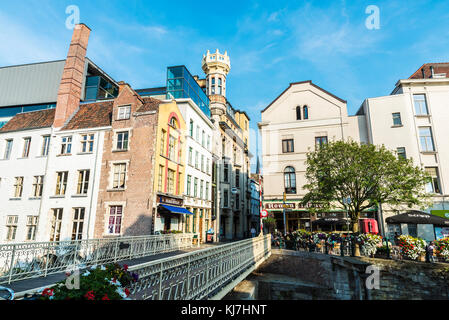 Gand, Belgique - 28 août 2017 : les vieilles maisons le long de la rivière de la Lys dans la ville médiévale de Gand, Belgique Banque D'Images