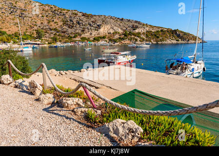 Zakynthos, Grèce - 27 septembre 2017 : avis d'agios Nikolaos port sur l'île de Zakynthos. destination touristique populaire. la Grèce. Banque D'Images