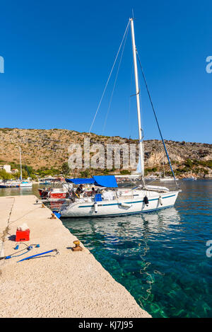 Zakynthos, Grèce - 27 septembre 2017 : les yachts et bateaux amarrés dans la baie d'Agios Nikolaos, sur l'île de Zakynthos, Grèce. Banque D'Images