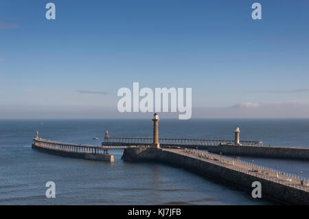 À la recherche jusqu'à la quatre piliers à l'entrée de la rivière esk, dans la région de Whitby, dans le Yorkshire du Nord une journée d'automne, en octobre. Banque D'Images