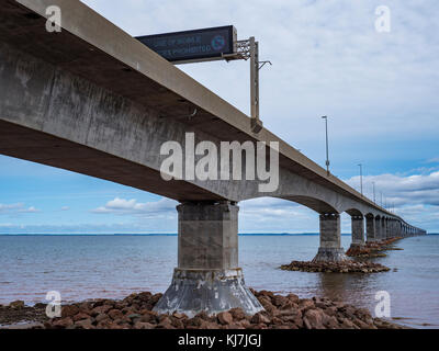 Pont de la Confédération à l'Î comme vu du Cap Jourimain, Nouveau-Brunswick, Canada. Banque D'Images