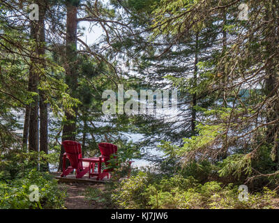 Deux chaises rouges, sentier de la rivière Kouchibouguac, parc national Kouchibouguac, au Nouveau-Brunswick, Canada. Banque D'Images