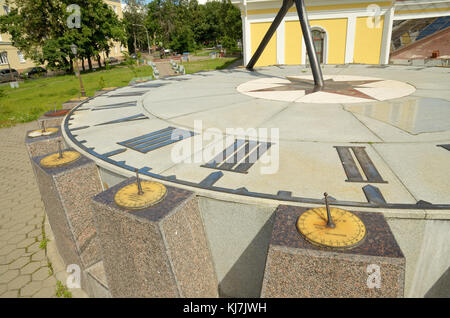 10.07.2016.Russie.kronstadt.Cadran solaire.Il est possible de déterminer l'heure solaire locale. Banque D'Images