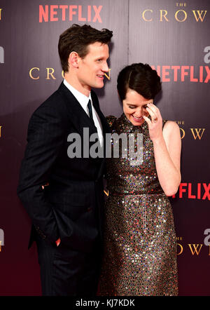 Claire Foy et Matt Smith assistant à la deuxième première de la Couronne à l'Odeon, Leicester Square, Londres. Banque D'Images