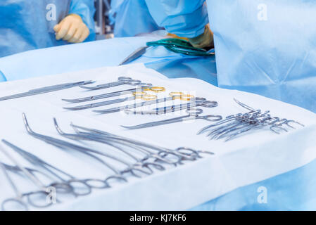 Close up les instruments chirurgicaux et les outils y compris les scalpels, les pinces à épiler et disposées sur une table pour une chirurgie. selective focus Banque D'Images