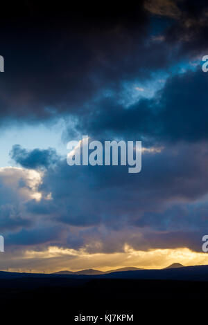 Sur les collines au loin dans un ciel dramatique, Skye, Scotland UK Banque D'Images