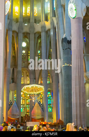 Barcelone, Espagne - 11 Nov 2016 : spectaculaire de l'intérieur de la Sagrada Familia, la cathédrale de Barcelone. Banque D'Images