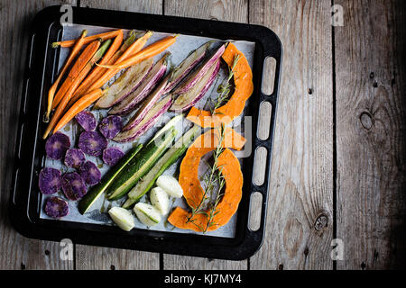 Les légumes crus hachés sur la plaque avant de rôtir. Vue d'en haut. Arrière-plan de l'alimentation Banque D'Images