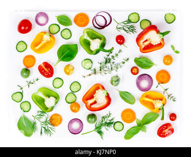 Composition des produits frais bio légumes (poivrons, oignons, concombres, carottes, tomates), les herbes, l'huile d'olive et vinaigres isolé sur fond blanc, top vi Banque D'Images