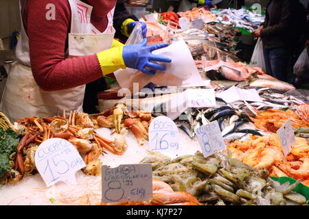 Les crabes et crevettes à acheter sur l'affichage à la station marché aux poissons. Banque D'Images