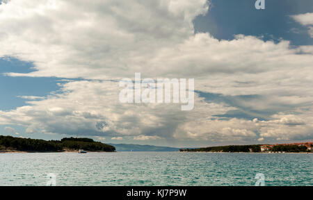 Intéressant la formation de nuages au-dessus de baie de Cres, Croatie Banque D'Images