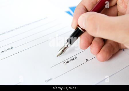 L'homme signe le contrat avec stylo. certificat Document accord contrat avocat concept main Banque D'Images