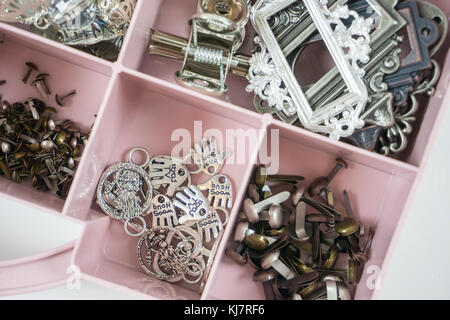 Organiser box pour les petits accessoires pour handmaking, craft, scrapbooking, art and design Banque D'Images