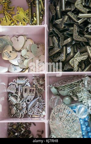 Organiser box pour les petits accessoires pour handmaking, craft, scrapbooking, art and design Banque D'Images