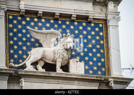 Le Lion de Saint Marc sur la Torre dell'Orologio dans la place Saint Marc, Venise Banque D'Images