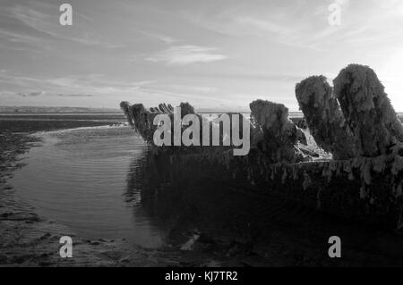 Photo infrarouge de l'épave de l'exposé norvégien SS Nornen barque en bois (1897) sur la plage de sable de chabeuil, Burnham-on-sea dans le Somerset au Royaume-Uni. Banque D'Images