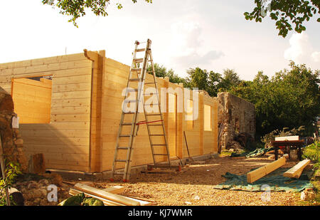 Un partiellement construits en bois (sapin) bloc préfabriqué maison sur un site de construction nationale. C'est une vue de l'arrière de la maison. Banque D'Images