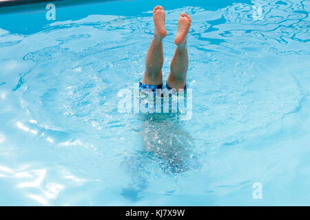 Handstand im Wasser, Beine strecken dans die Luft Banque D'Images