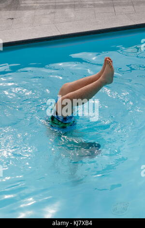 Handstand im Wasser, Beine strecken dans die Luft Banque D'Images