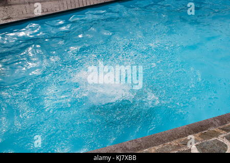 Handstand im Wasser, Beine strecken dans die Luft Banque D'Images