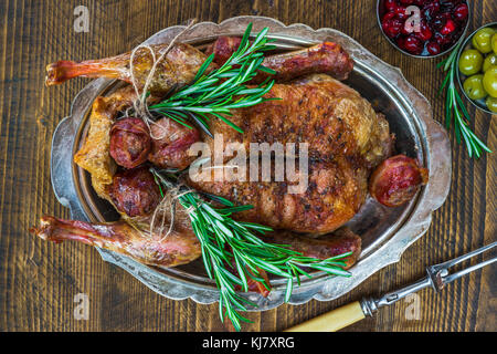 Canard rôti de fête sur table en bois - Vue de dessus Banque D'Images