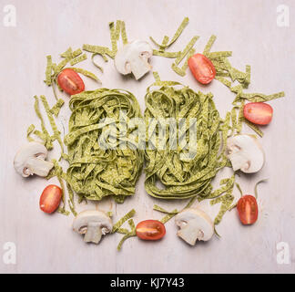 De l'air et de la santé ou de régime de detox food concept green pâtes aux épinards et tomates cerise, disposés sur un fond rustique en bois blanc Banque D'Images