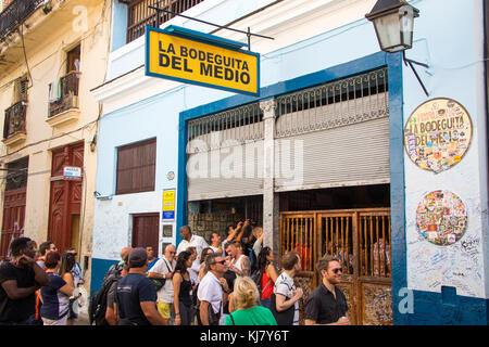 La Bodeguita del Medio, célèbre bar dans la Vieille Havane, Cuba Banque D'Images