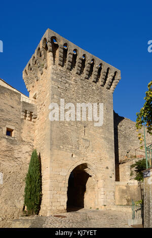 Entrée médiévale ou porte de ville fortifiée de la vieille ville de Saint Saturnin-les-Apt, près d'Apt, Luberon, Provence, France Banque D'Images