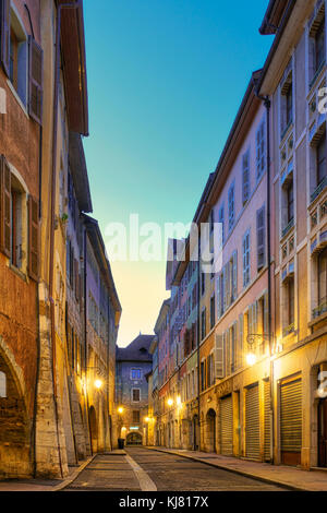 La Vieille Ville à la tombée de la scène de rue à Annecy, Auvergne-Rhône-Alpes, France Banque D'Images