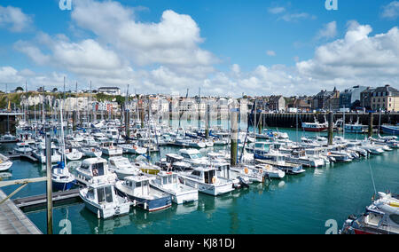 Le port de Dieppe avec les bateaux de plaisance, Normandie, France Banque D'Images