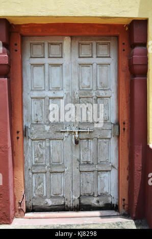 Vieille porte avec porte en bois et en pierre entourent prendre à l'historique temple hindou à New Delhi Inde Banque D'Images