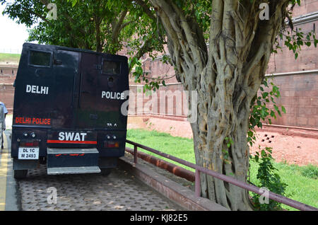 Véhicule de police swat à l'extérieur de fort rouge Delhi Inde Banque D'Images