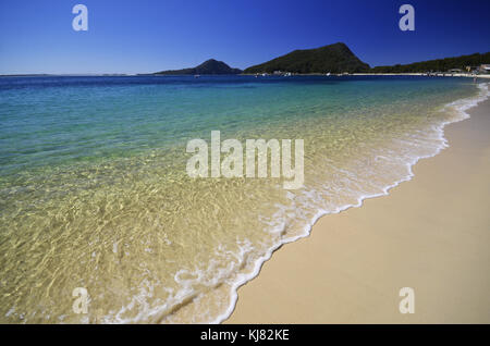 Shoal Bay NSW Australie. Vue sur le long de la plage vers le mont tomaree à Shoal Bay NSW Australie Banque D'Images