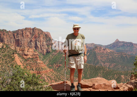 Randonneur sur Timber Creek surplombant Trail, côté nord-ouest du parc national de Zion Banque D'Images