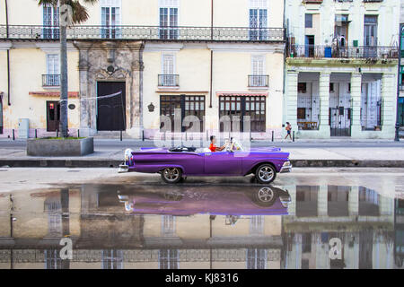 Scène de rue, vintage voiture américaine, la vieille Havane, Cuba Banque D'Images