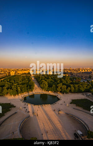 Paris, France. Le jardin des Tuileries au crépuscule. Banque D'Images