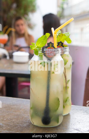 Les mojitos à El Del Frente de bar et restaurant, La Havane, Cuba Banque D'Images