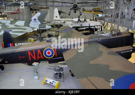 L'espace aérien de l'aviation de Duxford, Duxford, Royaume-Uni. Avro Lancaster en premier plan. Banque D'Images