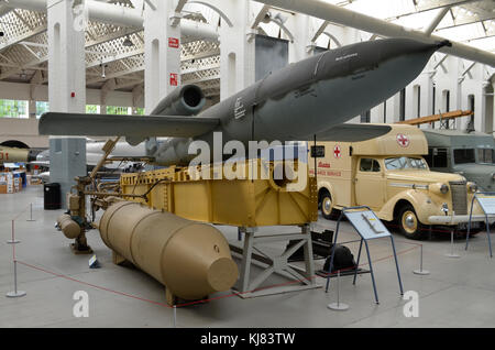 V-1 de bombe avec rampe de lancement, IWM Duxford, Royaume-Uni. Le Fieseler Fi 103 ou V-1 est également connu sous le nom de doodlebug ou le Buzz Bomb. Banque D'Images