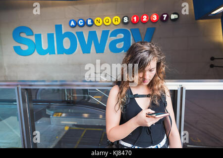 Gros plan du jeune hipster voyageant millénaire'woman face à la recherche, à l'aide de mobile smartphone en métro Métro à NYC New York City Manhattan downt Banque D'Images