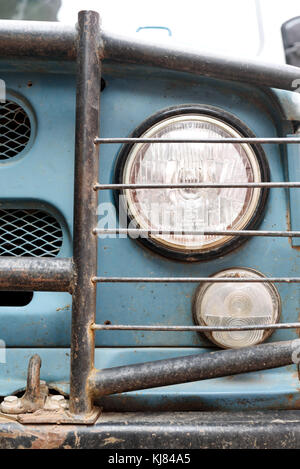 Close-up of a Russian jeep projecteur avec protection de grille métallique Banque D'Images