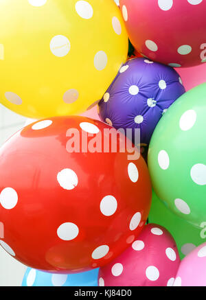 Des ballons multicolores avec petits dégonflé dans polka dot design Banque D'Images