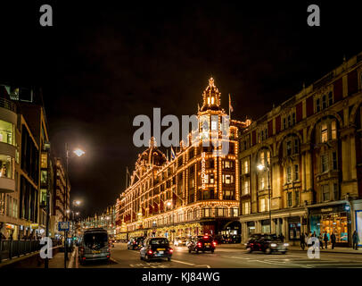 Magasin de luxe Harrods est éclairée la nuit, Londres, UK Banque D'Images