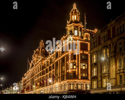 Magasin de luxe Harrods est éclairée la nuit, Londres, UK Banque D'Images