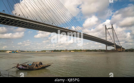 Vidyasagar setu - le pont à haubans sur la rivière Hooghly avec des bateaux en bois. photo prise à partir de princep ghat Kolkata, Inde Banque D'Images