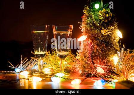 Lunettes avec champagne dans le contexte d'une guirlande. saint-valentin fond. la célébration de Noël et nouvel an des couples dans l'amour Banque D'Images