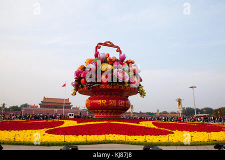 Les gens marchent à travers la place Tiananmen à Pékin pendant les vacances de la fête nationale. Banque D'Images