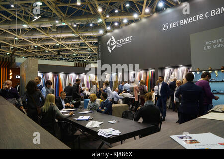 Expocentre, Moscou, Russie - le 21 novembre 2017 - 2017. mebel 29e salon international 'le mobilier, les accessoires et l'ameublement'.stand avec tissus. Banque D'Images