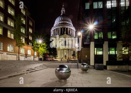 Vue vers sir Christopher Wren's iconic célèbre de la cathédrale St Paul à partir de la rive sud dans la nuit avec un globe terrestre en métal Banque D'Images