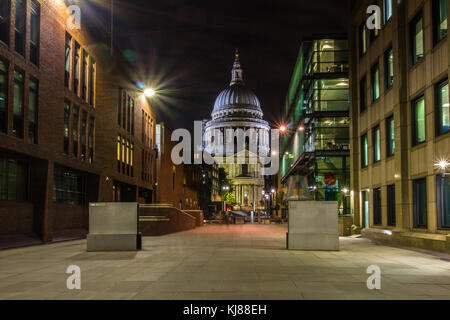 Vue vers sir Christopher Wren's iconic célèbre de la cathédrale St Paul à partir de l'arrière la nuit Banque D'Images